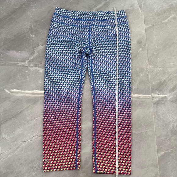 Women’s Athleta Vivid Sonar Ombre Capri Workout Athletic Leggings Size Medium - Picture 15 of 16